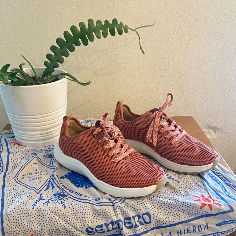 Super cute and comfortable Dr.Scholl’e sneakers